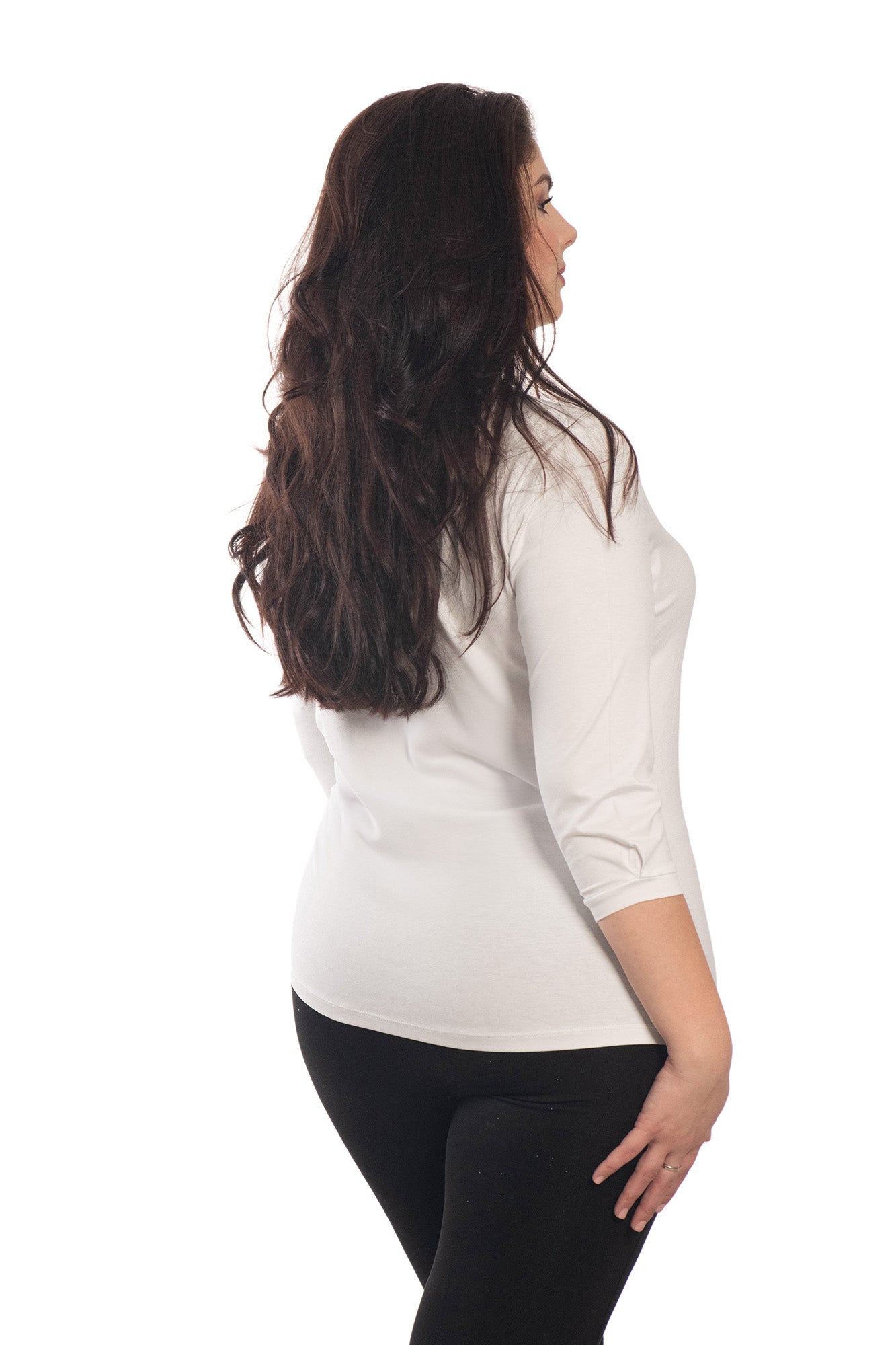 Дамска  блуза - тениска с 3/4 ръкав остро деколте с две декоративни копчета за карасота