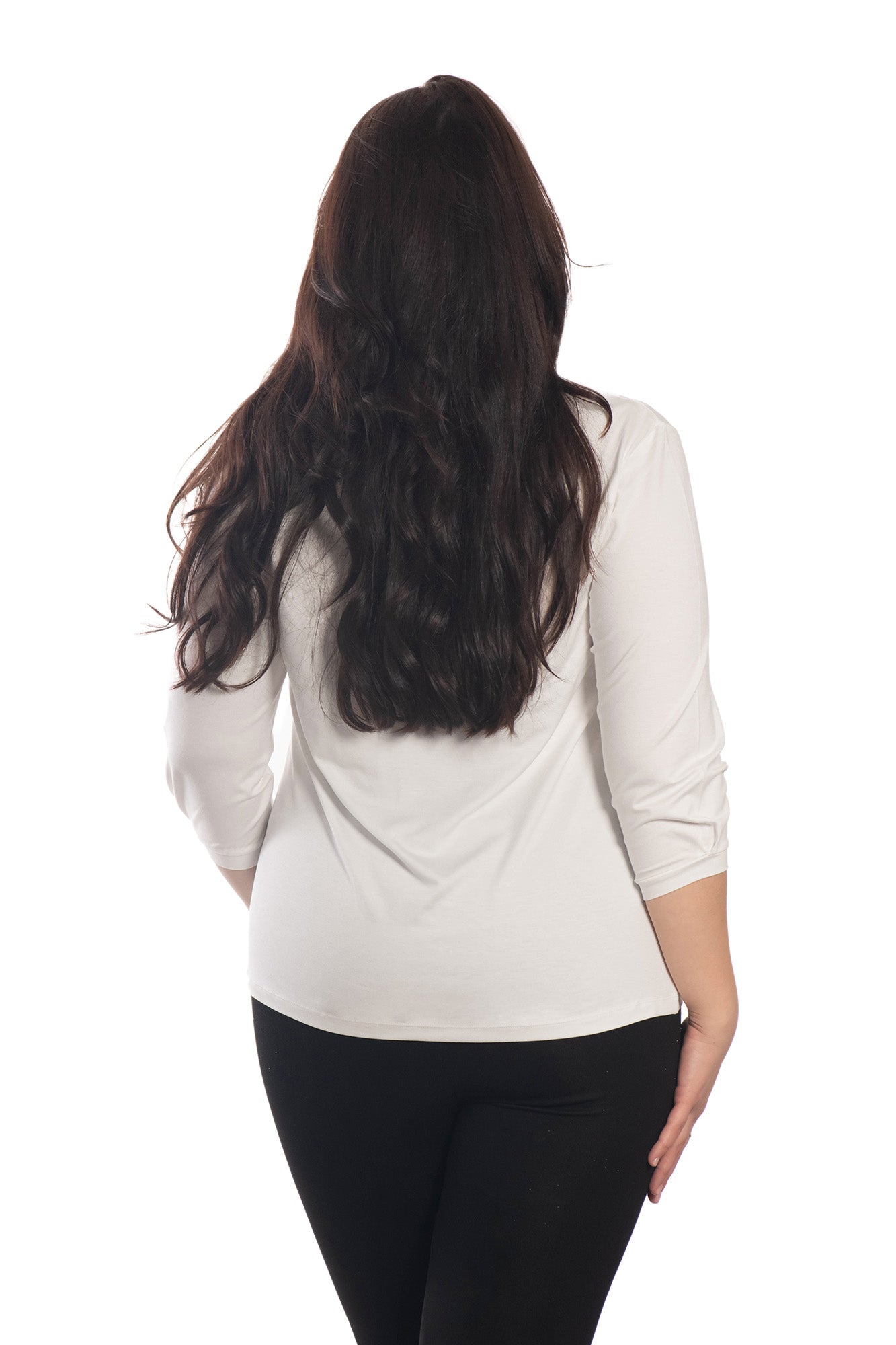 Дамска  блуза - тениска с 3/4 ръкав остро деколте с две декоративни копчета за карасота