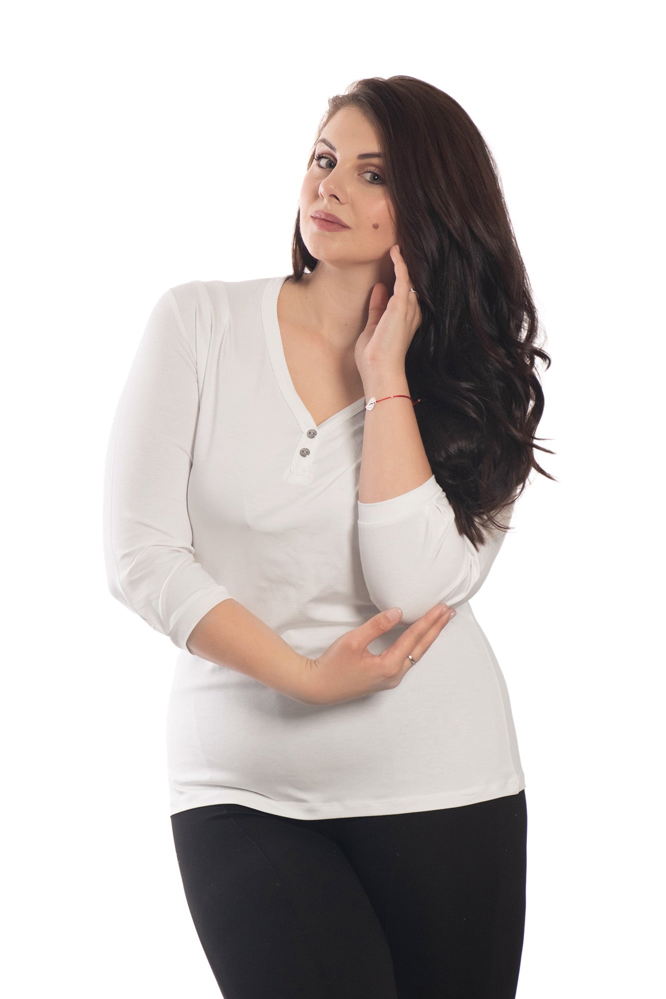 Дамска  блуза - тениска с 3/4 ръкав остро деколте с две декоративни копчета за карасота