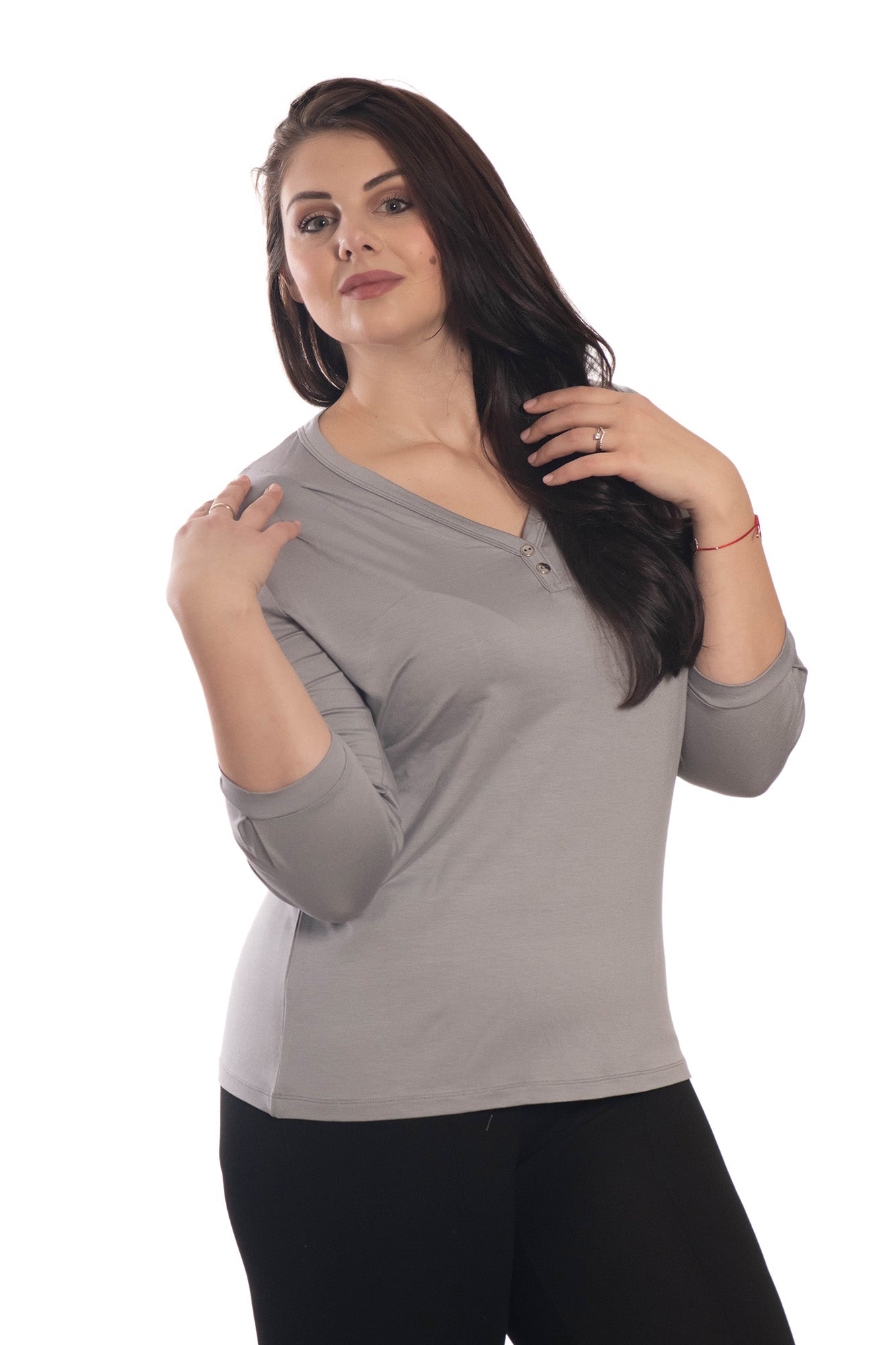 Дамска  блуза - тениска с 3/4 ръкав остро деколте с две декоративни копчета за карасота