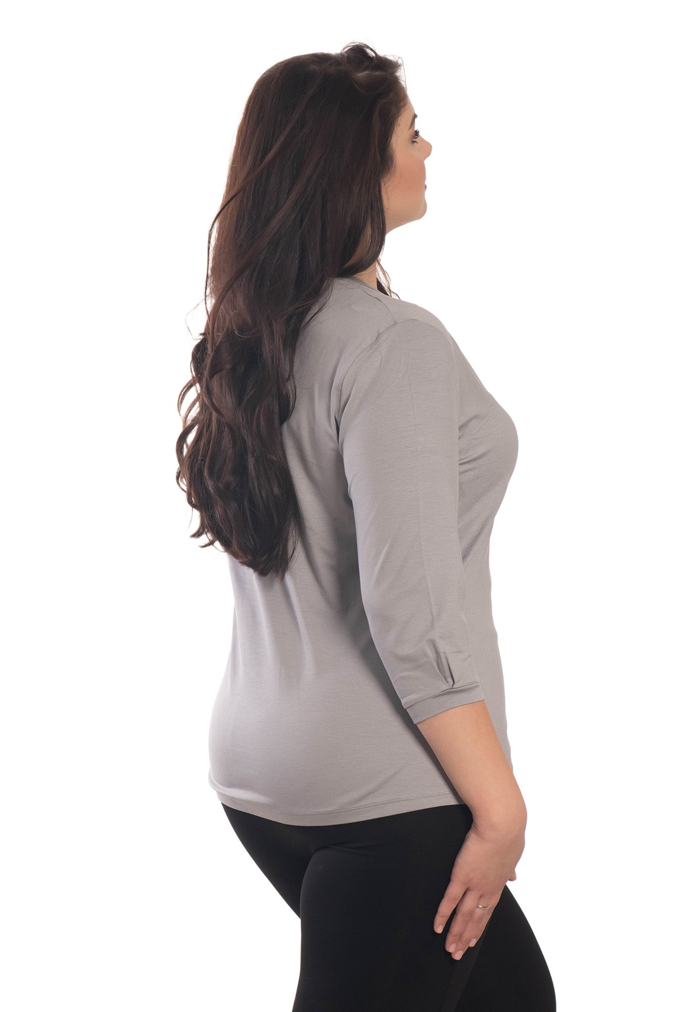 Дамска  блуза - тениска с 3/4 ръкав остро деколте с две декоративни копчета за карасота