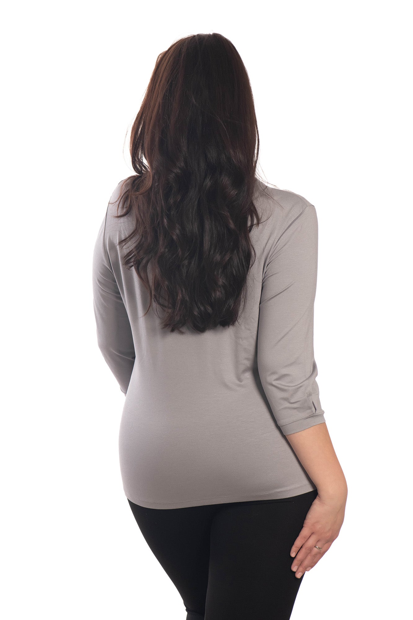 Дамска  блуза - тениска с 3/4 ръкав остро деколте с две декоративни копчета за карасота