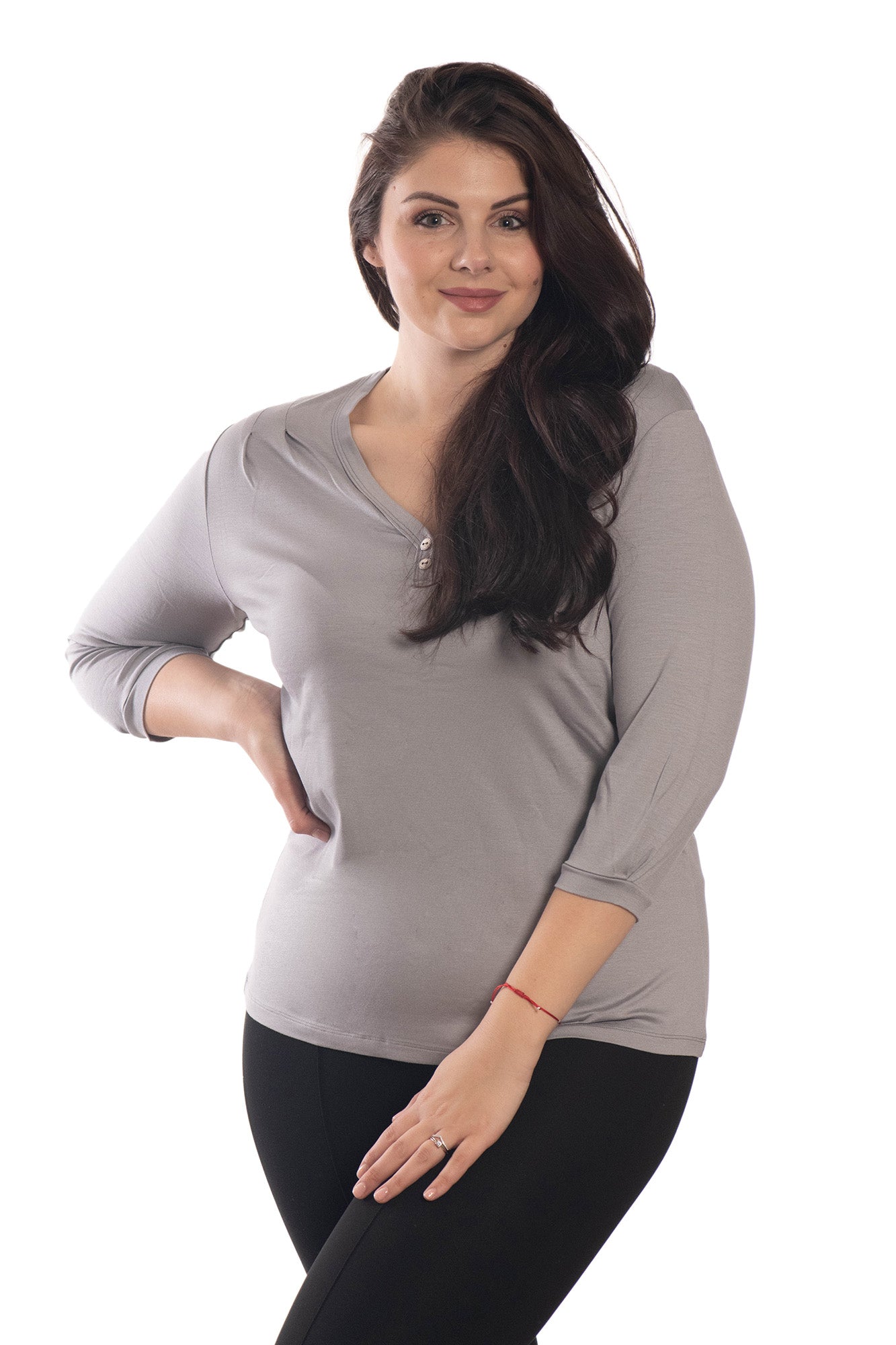 Дамска  блуза - тениска с 3/4 ръкав остро деколте с две декоративни копчета за карасота