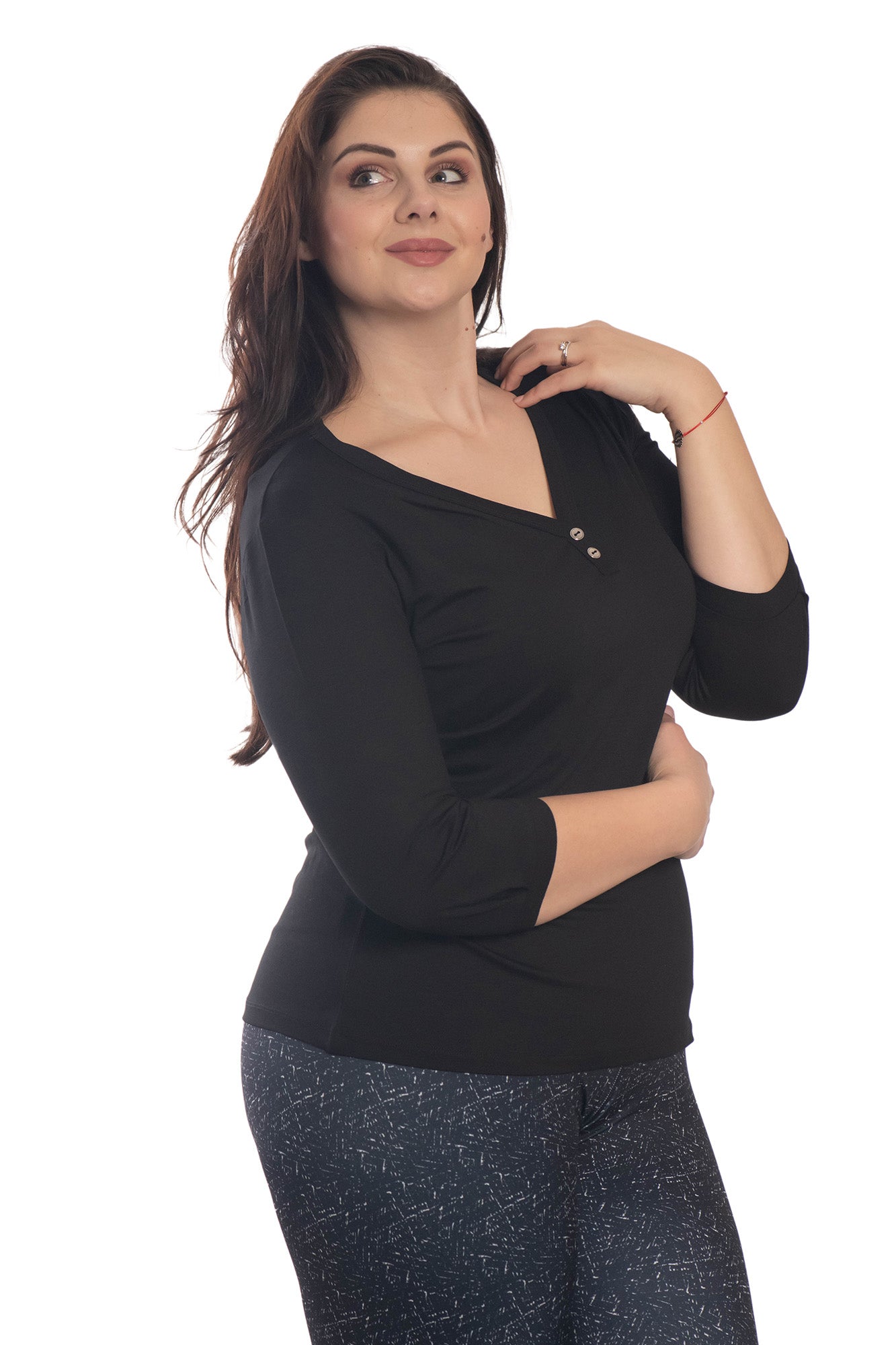 Дамска  блуза - тениска с 3/4 ръкав остро деколте с две декоративни копчета за карасота