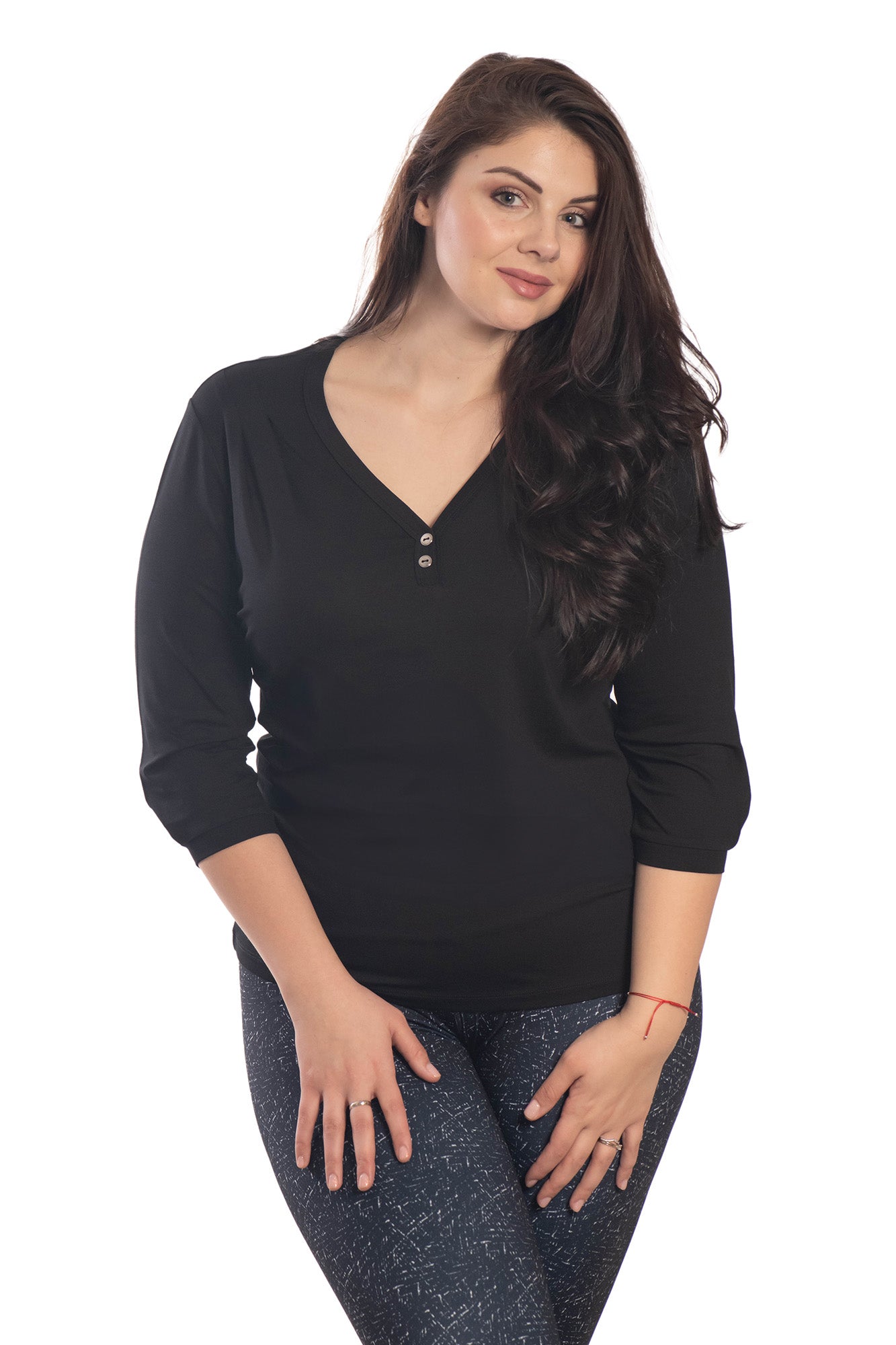 Дамска  блуза - тениска с 3/4 ръкав остро деколте с две декоративни копчета за карасота
