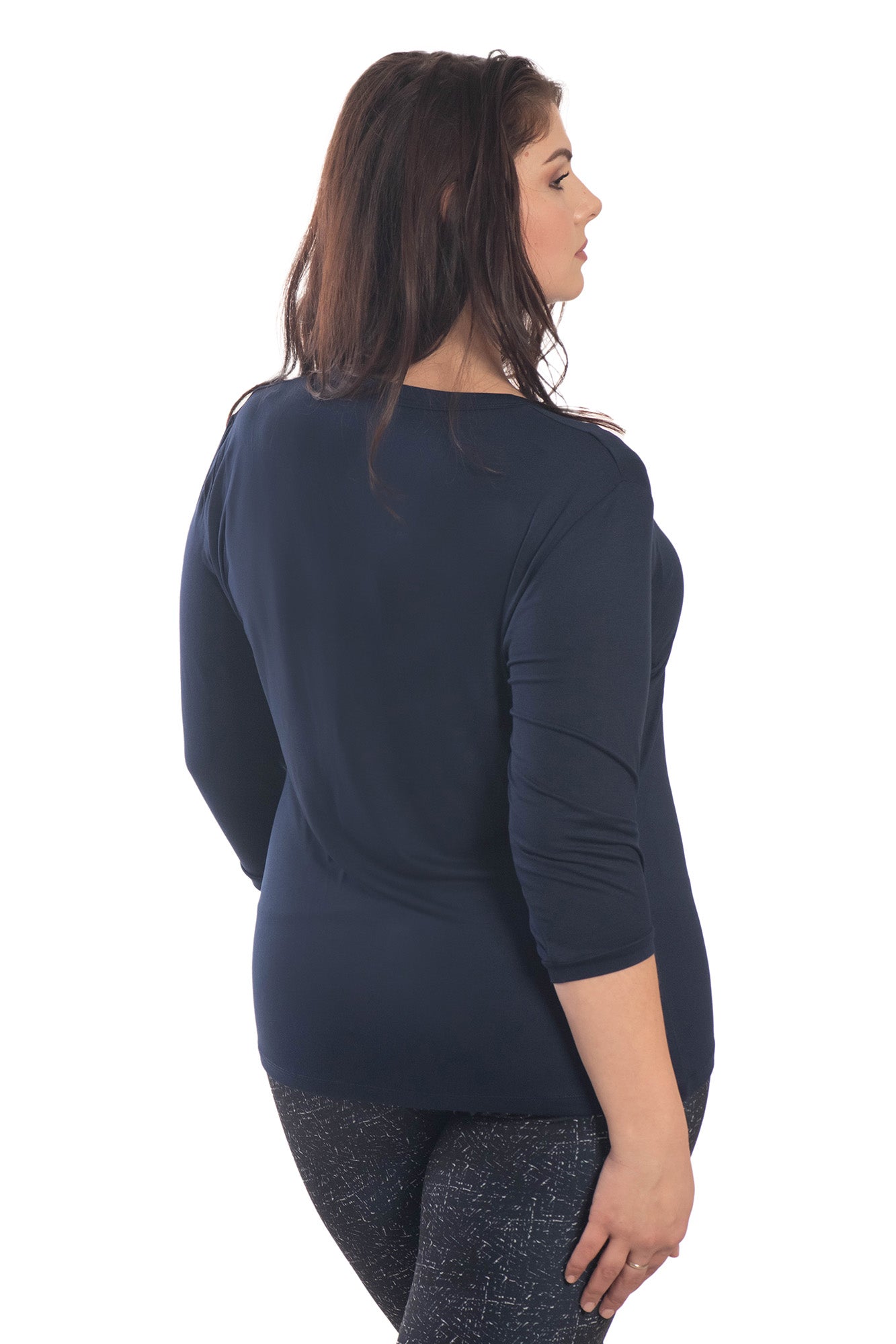 Дамска  блуза - тениска с 3/4 ръкав остро деколте с две декоративни копчета за карасота